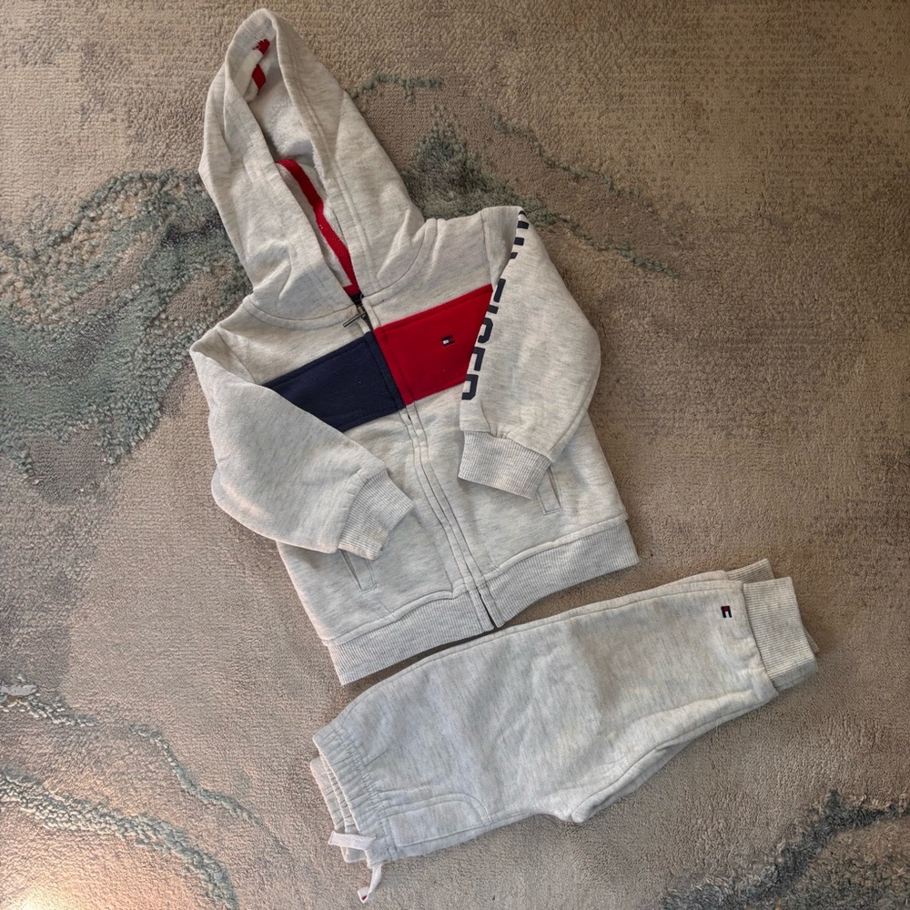 Tommy Hilfiger 2 piece set size 12 months 
Used-good condition